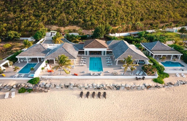 La Perla Estate - 7 BR Luxury Beachfront Villa with utmost privacy