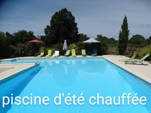 La Petite Grange gîte climatisé plain-pied 3 chambres 5 personnes 2 toilettes parking WIFI piscine d'été chauffée animaux acceptés Gîte en pleine nature