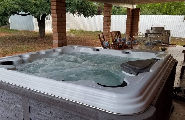 La Puerta Azul 3-bedroom home Hot Tub too! 10 minutes to Ft Huachuca