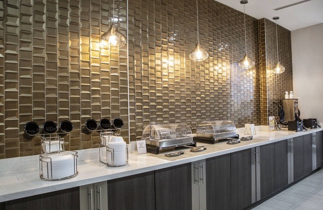 La Quinta Inn & Suites by Wyndham DFW West-Glade Parks