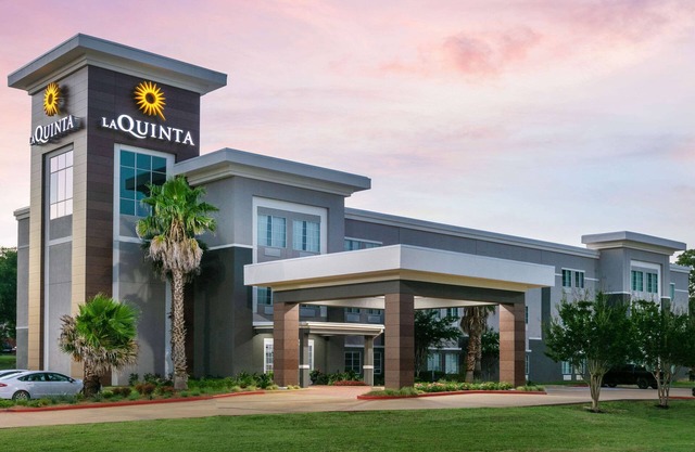 La Quinta Inn & Suites by Wyndham Jacksonville TX