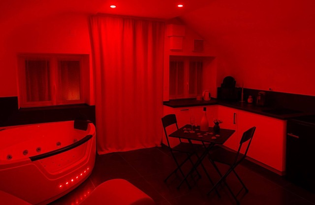 La suite miroir, La suite miroir, love room with jacuzzi between Aix and Marseille.