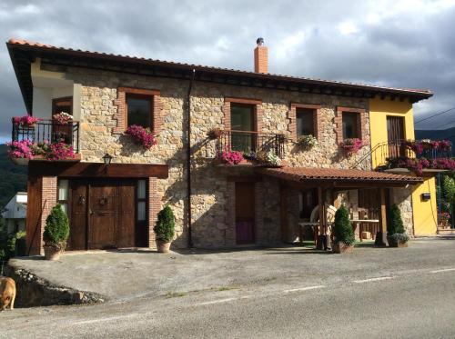 La Tienda de Abajo - Apartamentos para familias con parking privado y vistas al Valle de Soba