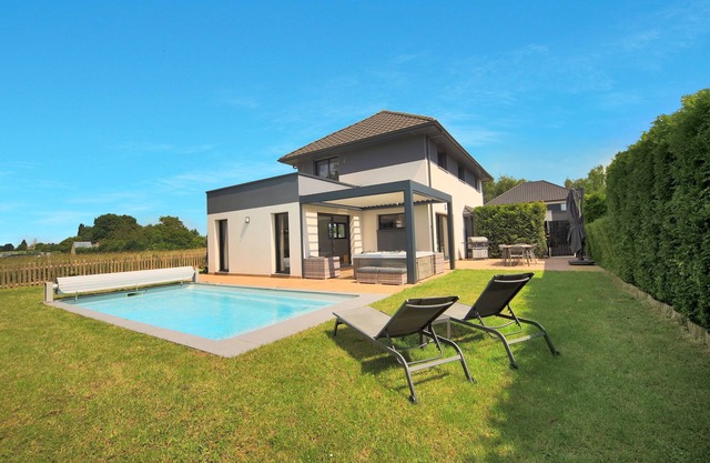La Villa Sainghin - Piscine et Jacuzzi Privé
