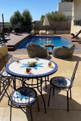 La Villa Toscana: Pool & Elah Valley vineyard view