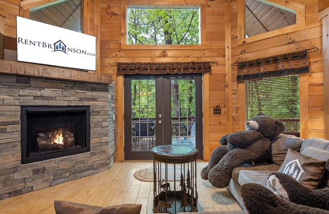 Labor Day Open, Renovated Three Bear Log Cabin, Private Hot Tub! Near Big Cedar, Car Charger