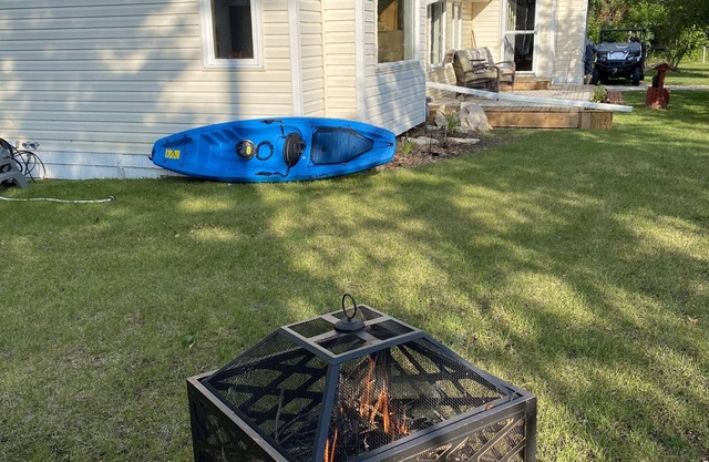 Lac Ste. Anne - Cozy All season cabin 100 meters from the lake!