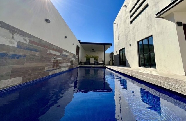 Laguna Shore Thing, modern beach house w/private pool, resort, sleeps 20