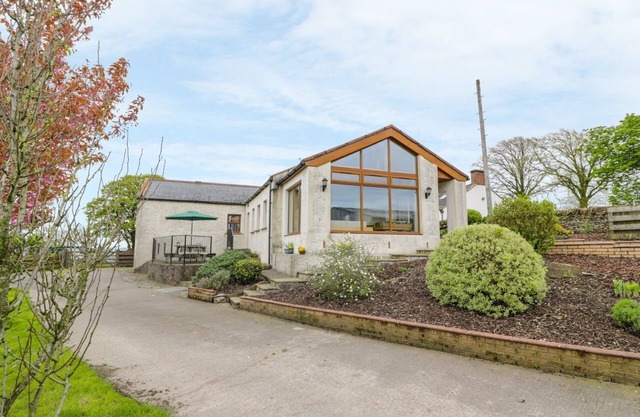 LAIRD HOUSE, family friendly, with open fire in Lochmaben