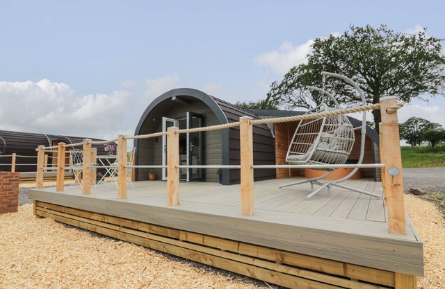 LAIRD LODGE 1, romantic, with hot tub in Lochmaben