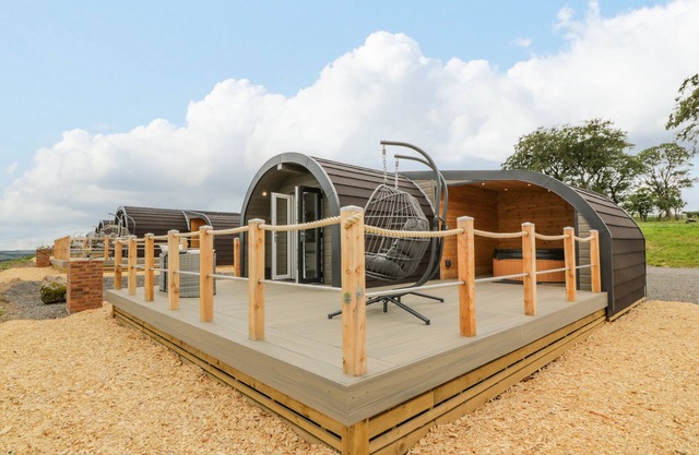 LAIRD LODGE 2, romantic, with hot tub in Lochmaben
