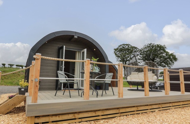 LAIRD LODGE 4, romantic, with hot tub in Lochmaben