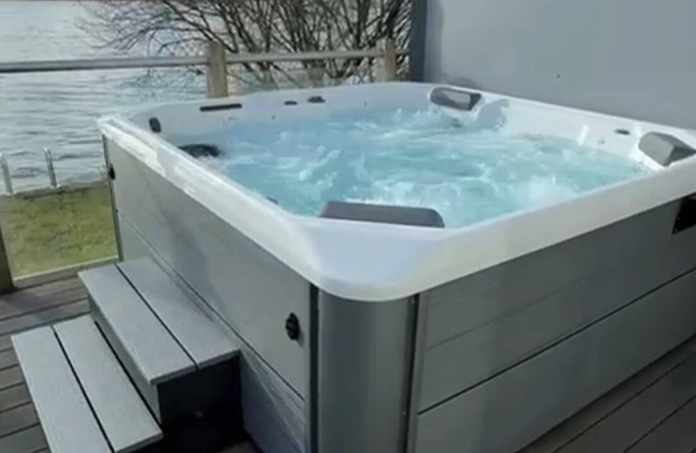 Lake Access, Hot Tub, 4+MBed, 3Bth, Landings, Cotswolds Water Park, Sth Cerney
