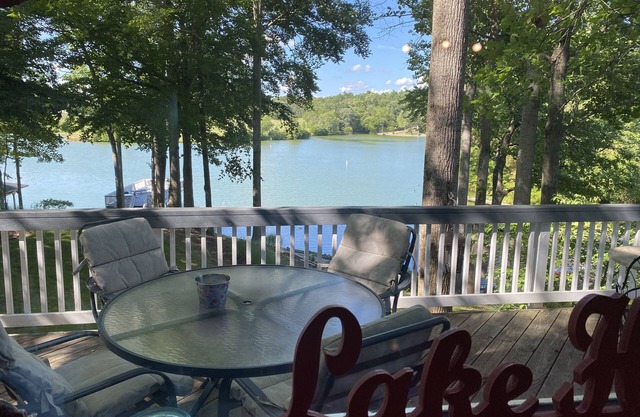 Lake Anna Public Side One Bedroom & Full Bathroom and is a room rental!