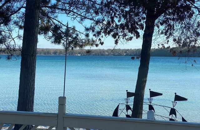 Lake Avalon - Charming 4-bedroom, 2-Bathroom Lake House
