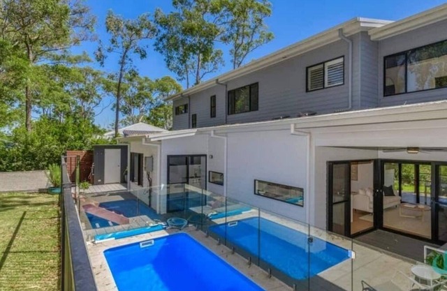 Lake Breeze - your relaxing bushland escape, pool, fireplace and lakeside walks