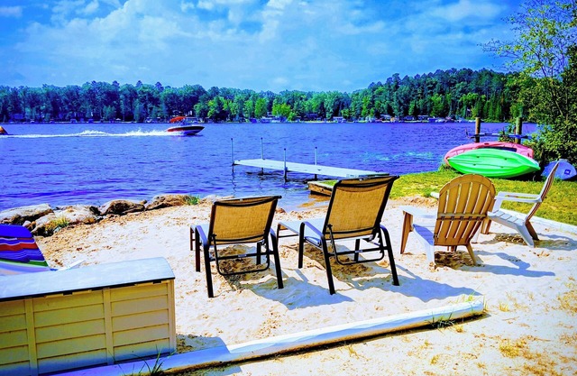 LAKE CABIN! Stocked, Wifi Beach Kayaks, Firepit, Trails, Creek Washer Dryer, Pet