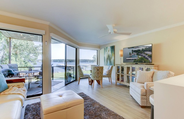 LAKE, CASINO, HORSE RACING, SPA & HIKING! "NO REGRETS" 1/1 LAKEFRONT CONDO!