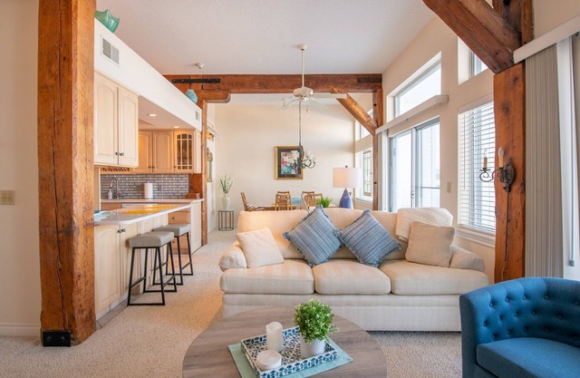 Lake Charlevoix/King/Queen/2 Bed/2 Bath Condo/Town/Beach/Pool