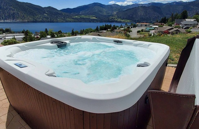 Lake Chelan Getaway! Private hottub! Stargazing & an amazing Lake Chelan view!n