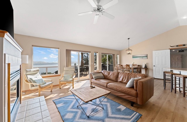 Lake-Chelan-view home with large deck, new hot tub, Ping-Pong & foosball table