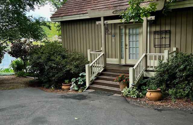 LAKE COTTAGE WITH DECK - 5 Star - 2 Kayaks- 40 min. to downtown Columbia