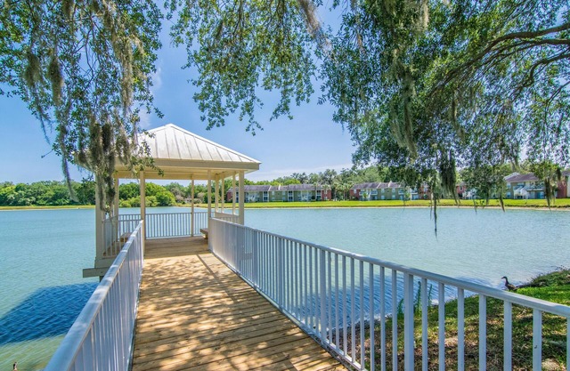 Lake Front - 1 bedroom w/a den 1 bath