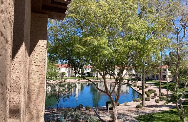 Lake Front 2nd floor condo w/community pool/spa, near golf course