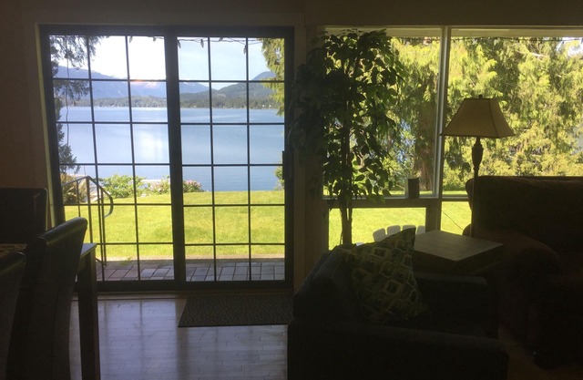 Lake Front cottage - Cozy winter fall and winter get away - Monthly discount