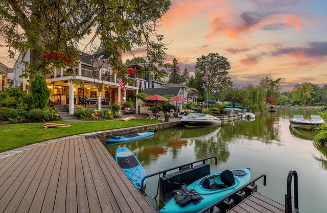 {Lake Front Fun} The Little Cottage on West Bay of Lake Oswego