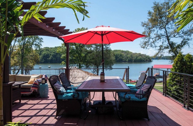 LAKE FRONT HONKY TONKIN LAKE LIFE O/D KITCHEN TIKI HUT PONTOON AVAILABLE nnnn