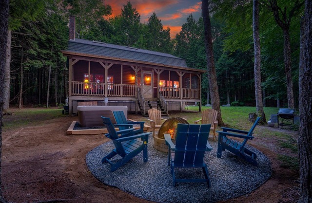 Lake front, hot tub, kayak, paddle board, Dogs, Mount Desert Island, Bar Harbor!
