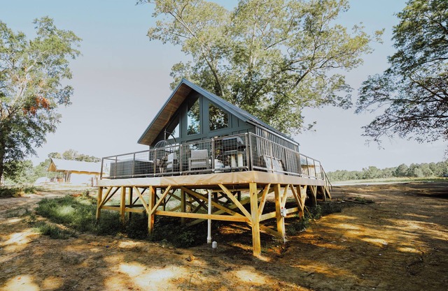 Lake Front Modern Cabin: Hot Tub, TV, & Lake Views