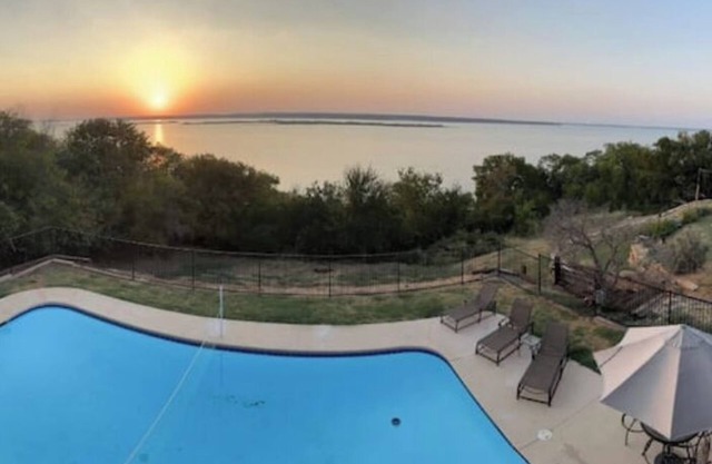 Lake Front, Pool & Sunset Island Views- Lake Texoma HEAVENLY!