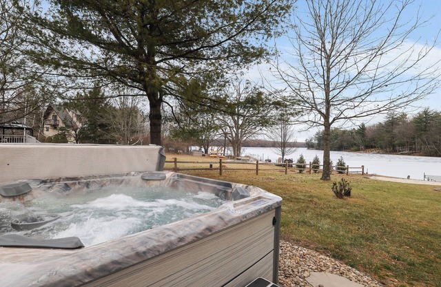 Lake front with Private Beach, Hot tub, Pool, Pickle Ball, Close to Skiing