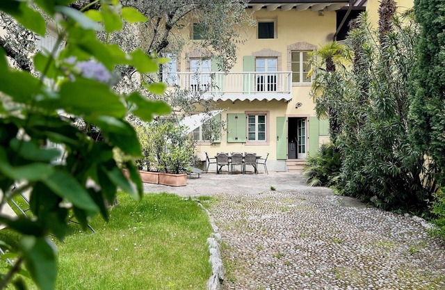 Lake Garda: Idyllic villa in quiet village center with olive and palm trees garden
