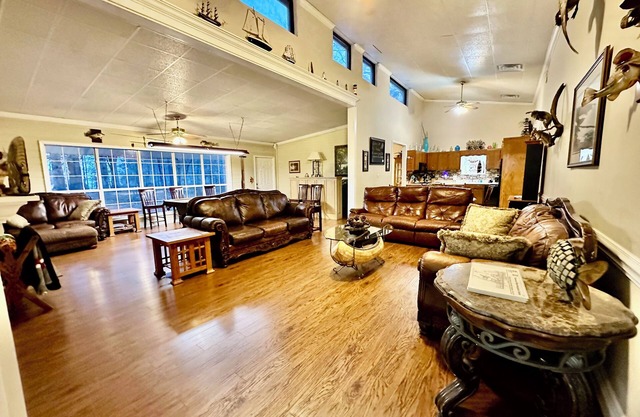 Lake Guntersville - waterfront, boat parking & Eagle watching- sleeps 22