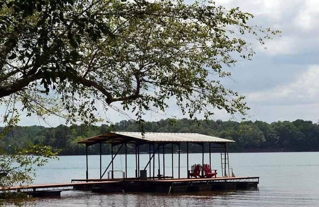 Lake Hartwell Covered Dock & Sunset Beach 3BD, 1BA