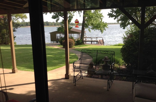 Lake Holbrook waterfront getaway!