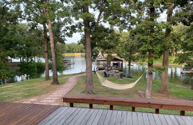 Lake House Gem: Cozy Waterfront Escape