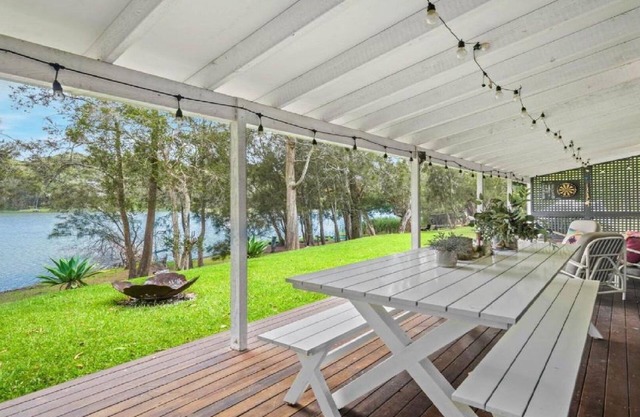 Lake House Hideaway - Serene Lakeside Retreat