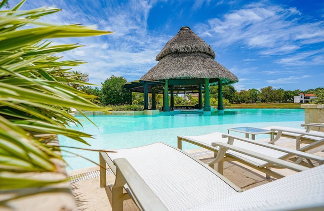 Lake House - Private Pool - Sleeps 12 - Elegant