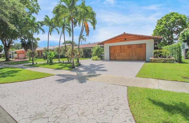 Lake house with hot tub! Sunrise and sunset views!