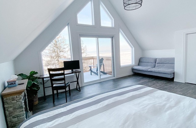 Lake House with private beach on Lake Huron, 4 bed, 2 bath - all season.