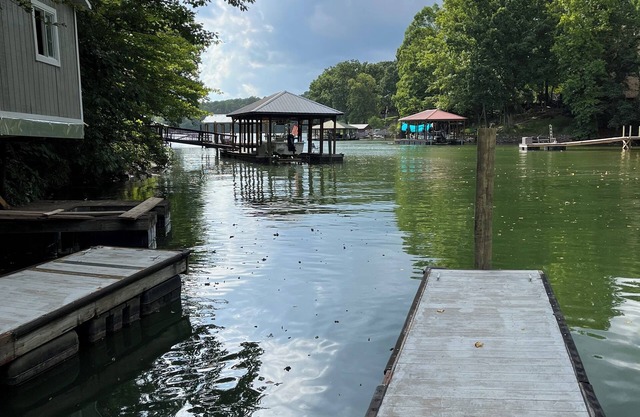 Lake Living's best! n"Chillax" with 3brm, 2 Kings and 2-XL twins, 2 bath