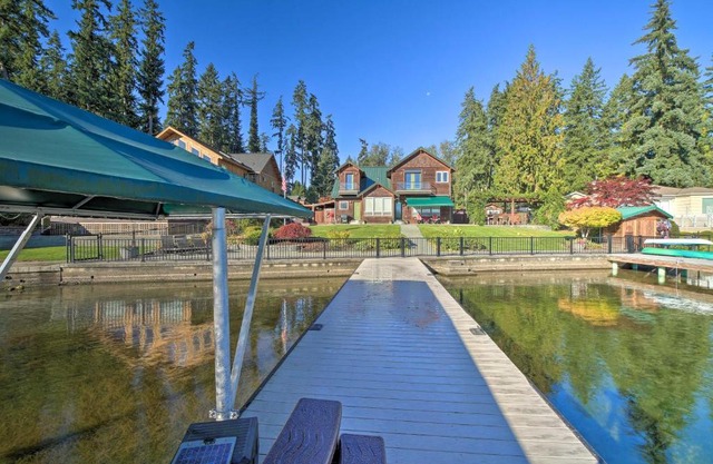 Lake Lovers Oasis Hot Tub and Mt Rainier View!