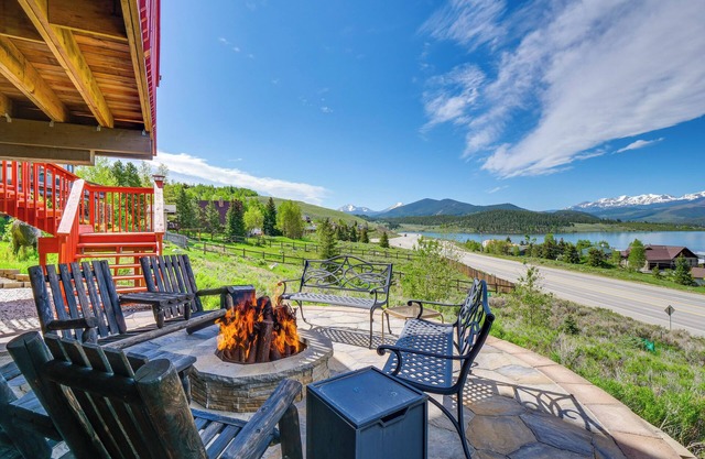 Lake & Mountain Views: Summit Getaway w/Hot Tub