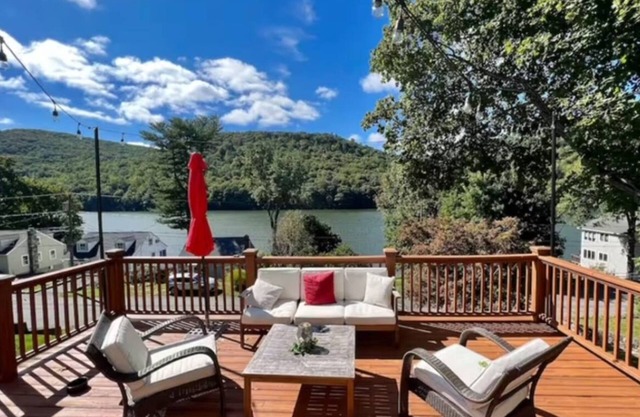 Lake Oasis with Firepit, Game room and Kayaks