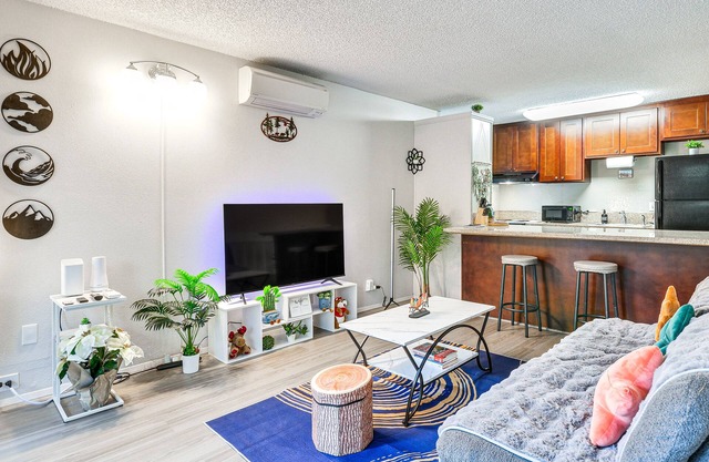 Lake Oswego Condo w/Balcony, 3 Mi to the Water!