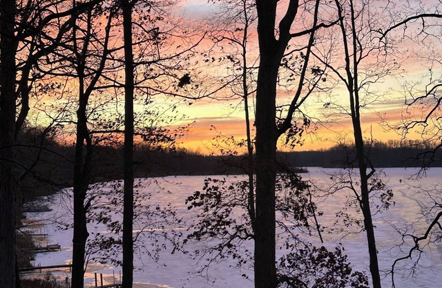 Lake Palestine Paradise. Charming 2-bedroom, 1-bath cottage in Warsaw.